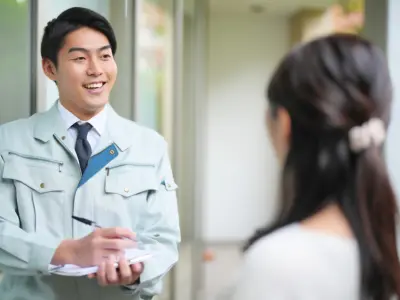 水道修理のためにお客様のご自宅にお伺いする男性スタッフ