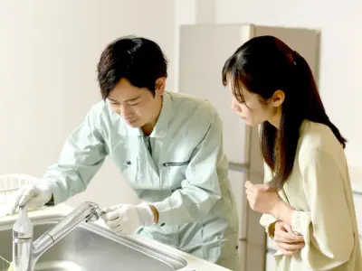 水道トラブルを確認する男性スタッフ