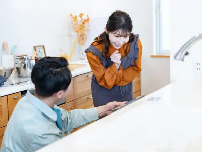 修理内容をお客様に説明する男性スタッフ