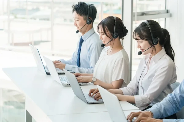 24時間365日対応する複数人のオペレーター