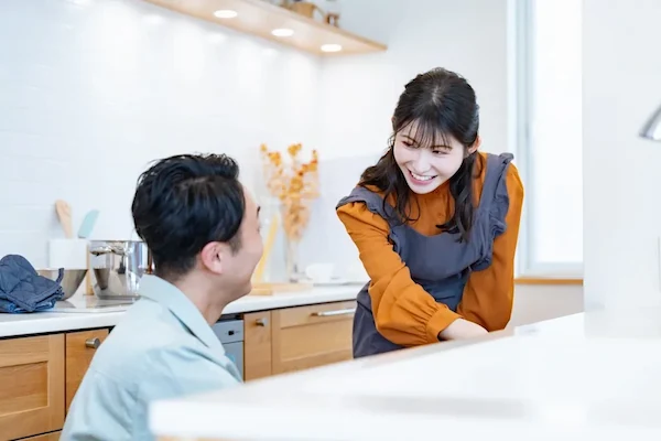 ご自宅にて女性のお客様と水道修理スタッフとのにこやかな会話